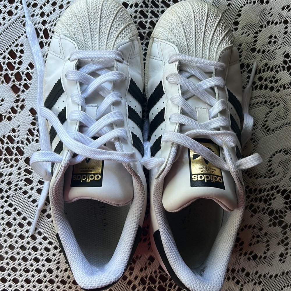 Rare adidas classic leather tennis shoes with gold SUPERSTAR🖤🤍🖤